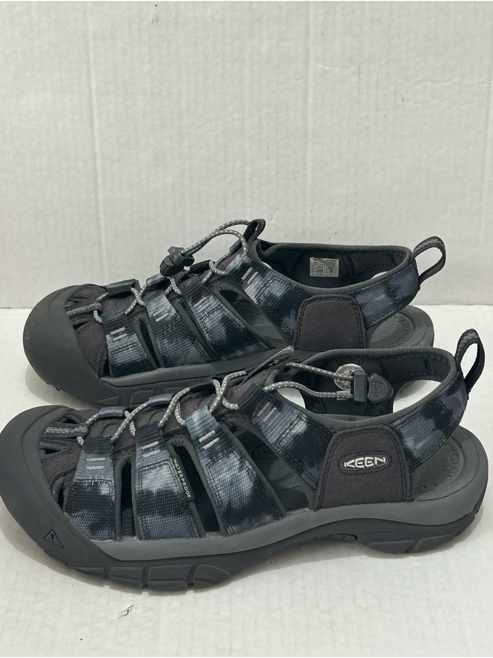 KEEN Newport H2 Waterproof
Sport Sandals Men 9 Grey Camo
Hiking Fisherman Beach